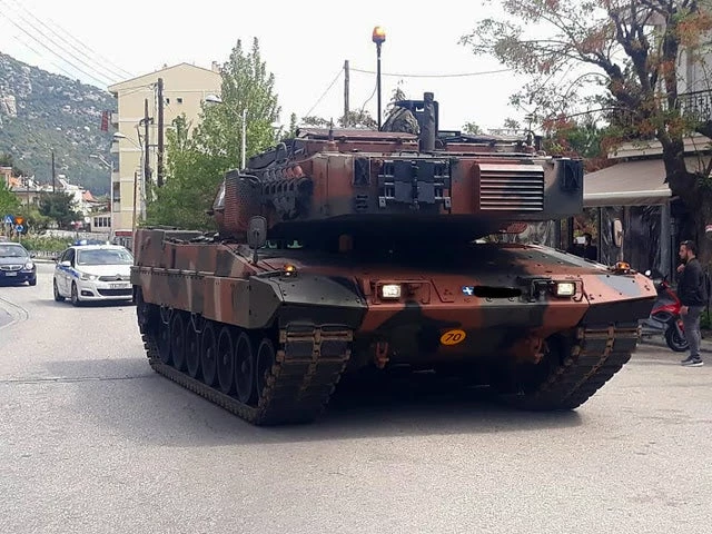 «Βγήκαν» στους δρόμους τα άρματα μάχης στην Καβάλα -Τί συμβαίνει; (εικόνες)